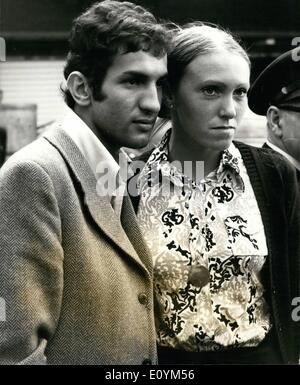 Septembre 09, 1970 - Le premier des otages libérés de la BOAC VC-10 arrivent en Grande-Bretagne par air : Mme Lesley Pressley, 21 Brighton une infirmière dentaire, et son fiancé, Sharukh El Sharif, 24 ans, un Persan, qui ont été parmi les 23 otages libérés par la guérilla arabe de la BOAC VC-10 détourné sur l'Aérodrome de 'Revolution' dans le désert de Jordanie, ont été parmi les premiers des otages libérés à arriver en Grande-Bretagne aujourd'hui, arrivant par avion à l'aéroport d'Heathrow.avec eux est venu M. Homsi, un syrien né - architecte, qui réside à Harrowgate, qui était aussi un passager sur le VC-10 détourné Banque D'Images