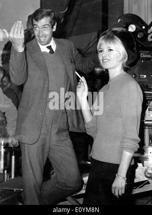 Acteurs Brigitte Bardot et Roger Vadim au studio cinéma Banque D'Images