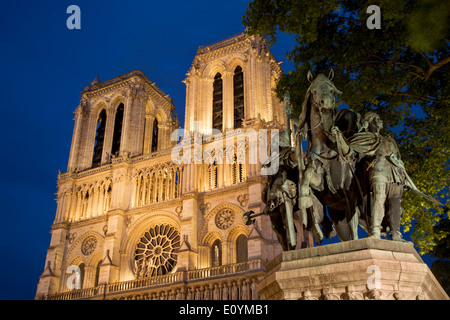 Statue de Charlemagne au-dessous de la façade avant de Cathédrale Notre Dame, Paris France Banque D'Images