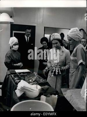 10 octobre 1970 - La Reine ouvre &pound ; 15 millions de dollars. L'hôpital : La Reine ont ouvert hier la &pound;150 millions hôpital Northwick Park et Centre de recherche clinique de Harrow, Middlesex. Il est prévu que l'ensemble du projet, qui sera ouverte en trois étapes, va travailler en 1974. L'hôpital est équipé de la dernière d'équipements technologiques, de thermomètres électroniques à l'ordinateur de stockage pour les dossiers des patients. La photo montre la Sœur M. Bowie (à droite) montre la reine Elizabeth II, instruments d'exploitation au cours d'une visite à la salle d'opération. Banque D'Images