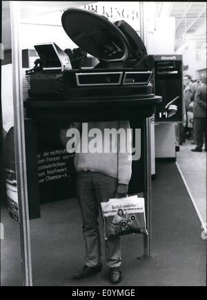 10 octobre 1970 - Le rêve de ce garçon... était "d'être un commandant d'un réservoir juste pour une fois". Son souhait fut accompli lorsqu'il a été autorisé à visiter la foire de Cologne terre où la ''photokina'' est en cours. Il y a un cabinet d'optique présente à l'épreuve des balles-fentes faites de verre blindé Priam pour rendre l'exercice périlleux coupoles donnent de la coupole inutile. Bien entendu, le jeune garçon était nécessaire d'avoir un regard par c Banque D'Images