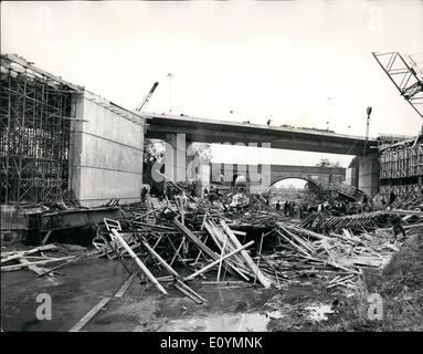 10 octobre 1970 - Deux morts et de nombreux blessés comme pont tombe dans une rivière à Woodley près de Reading. Au moins deux hommes ont été tués et de nombreux blessés lors d'un pont, qui fait partie d'un vol au-dessus d'une route reliant à l'autoroute M4, s'est effondré dans la rivière à Londres, à Woodley près de lecture aujourd'hui. Photo montre : Une vue prise depuis le sol jusqu'à la rivière à Londres montrant l'armée déchue survoler dans l'arrière-plan. Banque D'Images