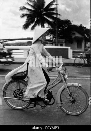 10 octobre 1970 - Saigon, Vietnam - une vietnamienne sur son vélo à Saigon, Vietnam. Dans les années 1950, les États-Unis ont commencé à envoyer des troupes au Vietnam, au cours de la période de 25 ans, la guerre qui s'en pourrait créer certaines des plus fortes tensions dans l'histoire des Etats-Unis. Près de 3 millions d'entre nous hommes et femmes ont été envoyés combattre pour ce qui a été une cause douteuse. Au total, on estime que plus de 2,5 millions de personnes des deux côtés ont été tués. Banque D'Images