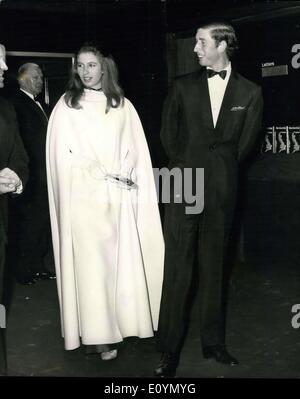 29 octobre 1970 - La princesse Anne en soir Cloak : la princesse Anne dans un nouveau style Cape du soir arrivant avec le Prince Charles pour la nuit dernière, l'avant-première de ''nouveau ou Jamais'', un film traitant de Voyage de rhines rare de l'Afrique à l', Whipsnade au National Film Theatre. Leur père, le Prince Philip, apparaît dans le film avec 25 rhines rares. Banque D'Images