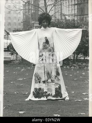 Le 10 novembre 1970 - Fashion Show à Londres : Exquisite Knitwear Ltd., et Tricot-France S.A., toutes deux filiales de Courtauld Ltd., amd grands fabricants de tissus de Jersey, a déclaré aujourd'hui un défilé de mode mixte à Celanese, Maison Hanove - Square, de présenter leurs gammes d'automne 1971. Modèle photo montre l'Enid porte 'Croisière Méditerranée" - en Tricel jersey double imprimé de tissu robe de soirée. Banque D'Images