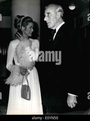 Novembre 11, 1970 - La Princesse Grace et Earl Mountbatten. Comte Mountbatten de Birmanie et la Princesse Grace de Monaco , sont illustrés au Royal Festival Hall, Londres, où le dernier soir ''nuit de nuits'' concert de charité a eu lieu. La Princesse Grace. anciennement actrice de film Grace Kelly , joué le compere pour le spectacle. Banque D'Images