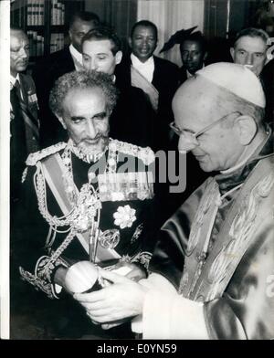 11 novembre 1970 - L'Empereur Hailé Sélassié rencontre le pape : L'Empereur Haile Sellasie de l'Éthiopie qui est en visite en Italie a eu aujourd'hui une audience privée avec le Pape Paul. Photo montre : l'Empereur Hailé Sélassié offrant un calice au Pape lors de leur rencontre au Vatican aujourd'hui. Banque D'Images