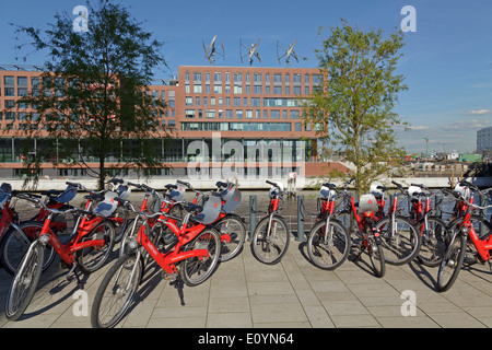 Un service de location de vélos en face de l'Administration centrale de Greenpeace, Elbarkaden, Harbour City, Hambourg, Allemagne Banque D'Images