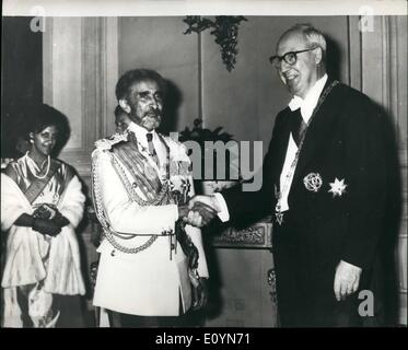 11 novembre 1970 - L'Empereur Hailé Sélassié à Rome : photo montre l'Empereur Hailé Sélassié d'Ethiopie est vu serrer la main avec le président Giuseppe Saragat au efficial réception à Rome après l'arrivée de l'empereur pour une visite de deux jours récemment. Banque D'Images