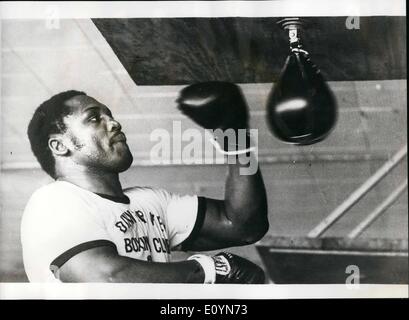 11 novembre 1970 - Joe Frazier pour répondre bob Foster. Joe Frazier, rencontrera Bob Foster, le Cruiser weight champion du monde d'Albuquerque, Nouveau Mexique pour le Heavyweight Champion du monde, à Detroit. photo montre Joe Frazier, qui se réunit pour la favoriser Bob Heavyweight Champion du monde mercredi prochain. Banque D'Images