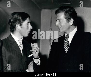 Novembre 11, 1970 - Le Prince Charles à l'Institut d'administration Conférence annuelle - Parmi les orateurs d'aujourd'hui à l'Institut de l'administration Rapport annuel à l'Conferances Royel Albert Hall de Londres a été WRH Le Prince Charles, parmi les autres conférenciers John Lindsay, le maire républicain de New York, Photo montre : le Prince Charles vu en conversation avec John Lindsay, conférences d'aujourd'hui au Royal Albert Hall. Banque D'Images