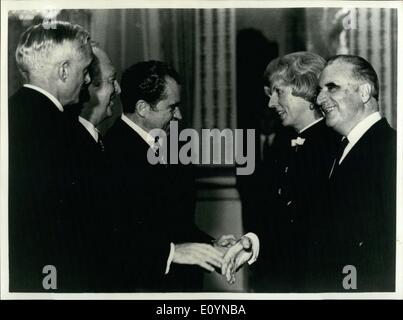 13 novembre 1970 - L'Pompidous a donné une réception à l'Elysée pour tous les délégués étrangers qui sont venus pour assister à la messe de célébration à Notre Dame en l'honneur de Charles de Gaulle. Nixon est Président des Etats-Unis. Roger est le secrétaire d'État, et Watson est l'Ambassadeur Américain à Paris. Banque D'Images