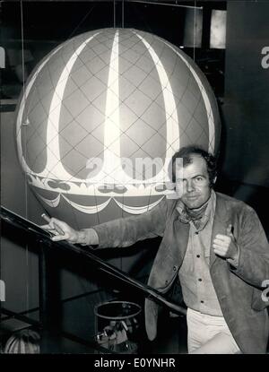 12 déc., 1970 - Le Tour du monde en 80 jours - pour voir la différence : l'homme qui a travaillé avec Ian Fleming sur le livre Chitty-Chitty-Bang-Bang, est arrivé à Regent Street, Londres aujourd'hui, pour compléter un tour du monde en 80 jours. Il est John Burningham, et il a terminé le voyage près d'un siècle après le trajet effectué par le personnage de Monsieur Phileas Fogg dans le roman de Jules Verne. M. Burningham, est arrivé à ''Mr. Fogg'', 66 Regent Street, après avoir quitté Londres le 3 octobre Banque D'Images