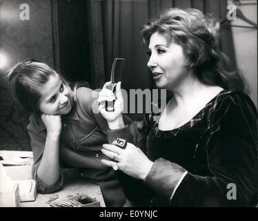 Le 12 décembre 1970 - 11 ans, qui est sourde Muffy arrive ici pour ses débuts à la mère d'opéra à Covent Garden. Beverly Sills, l'idole de l'Amérique du public d'opéra, fait d'elle la débuts au Royal Opera House, Covent Garden, le mercredi 23 décembre. Sa fille de 11 ans, Muffy est venu ici pour l'occasion. Adore Muffy opera mais le plus triste c'est qu'elle n'a jamais entendu sa mère chanter une note, car elle est sourde. Beverly est maintenant évaluée sur les deux côtés de l'Atlantique comme quelque chose de spécial chez les sopranos : inutile Banque D'Images