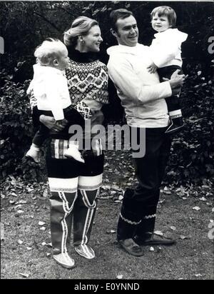 15 décembre 1970 - Famille royale danoise dans le costume national du Groenland. : Lors de leur visite au Groenland récemment, la Princesse Margrethe, héritière de la trône danois, et le Prince Henrik a reçu le costume national du Groenland. La photo montre la Princesse Margrethe holding, le Prince Joachim et le Prince Henrik, holding du prince Frederick, le port du costume national. Banque D'Images