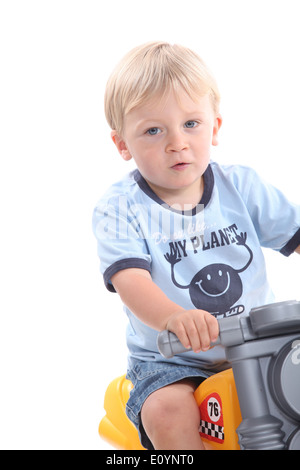 Cute blonde tout-petit sur un jouet bike Banque D'Images