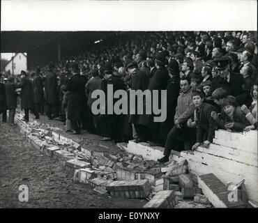 01 janv., 1971 - mur effondré blesse 29 Au cours de la Oxford United V Watford F.A. Cup Match au cours de la 4ème ronde de la F.A. Cup match entre Oxford United et Waterford une cour 35 longueur du mur s'est effondré sur le terrain six minutes après le coup d'envoi. 29 personnes ont été blessées, cinq ont été emmenés à l'hôpital et 24 ont été traités sur le terrain. Photo montre : La police empêche les spectateurs après le mur de brique s'est effondrée pendant le match. Banque D'Images