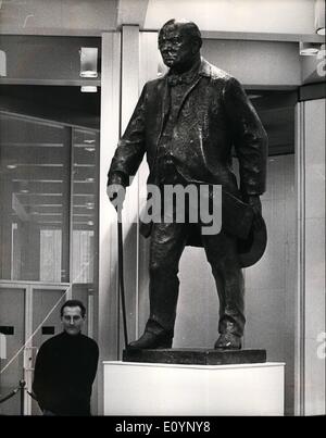 01 janvier, 1971 - La statue de Franta Belsky de Sir Winston Churchill poursuit en vue à l'ambassade américaine à Londres : l'ambassadeur américain, Walter H. Annenberg a invité aujourd'hui un groupe de distingués invités à l'ambassade américaine à Londres pour voir la statue de Franta Belsky de Sir Winston Churchill, avant son installation à la Winston Churchill Memorial et bibliothèque dans Fulton (Missouri), où le Premier ministre britannique a donné son fameux ''Rideau de fer'' discours. Photo montre sculpteur tchèque Franta Belsky se trouve à côté de sa statue de Sir Winston Churchill dans le hall de l'ambassade américaine à Londres aujourd'hui. Banque D'Images