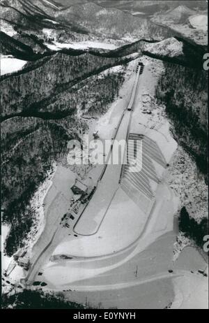 01 janv., 1971 - Sapporo, Japon - Site de Jeux Olympiques d'hiver '72 de 90 mètres de l'Okurayama ski jump hill presque terminé. Il est l'un des quatorze sites sportifs, et possède des installations pour les 50 000 spectateurs. Plus de 22 000 mètres carrés de terre a été enlevé pour construire le saut. Banque D'Images