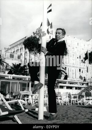 01 janv., 1971 - aussi jeunes que jamais arrive sur Charles Trenet Charles Trenet d'Azur, la célèbre chanteuse française qui est maintenant dans son milieu des années 50, est aujourd'hui à Cannes pour assister à la fête du disque. Auteur de l'un de ses plus grands succès ''La Mer'' (La Mer) Le chanteur encore pleine de la ppe a entrepris de monter un mât plage ''Pour avoir une meilleure vue de la mer, ma le thème de mes morceaux favoris'', a déclaré Charles. OPS : Charles Trenet illustrée comme hew était sur le point de monter le mât beach à Cannes hier. Banque D'Images