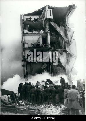 Janv. 05, 1971 - Garage Blast tue quatorze douze blessés près de Auch : 14 personnes ont été tuées et 12 grièvement blessés après une explosion détruit un immeuble situé dans une section centrale od Auch (sud-ouest de la France). L'explosion a eu lieu dans un garage au rez-de-chaussée de l'immeuble. Photo show Vue sur le bâtiment détruit par l'explosion de la garage. Banque D'Images