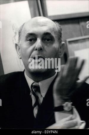 07 janvier 1971 - Chef d'orchestre hongrois Georg Solti sera le nouveau directeur de l'Orchestre de Paris à compter du 1er janvier 1972. Il pourra bientôt être communiquant avec ses futurs musiciens à l'occasion de 4 concerts qui seront donnés à la ville et le Théâtre des Champs-Élysées Théâtre. Georg Solti est photographié lors d'une conférence de presse. Banque D'Images