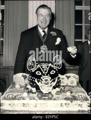 14 janvier 1971 - Cadeau traditionnel de tête de sanglier au Seigneur Maire : Harold Swain, Maître de tte Worshipful Company de bouchers, a présenté ce matin le cadeau traditionnel d'une tête de sanglier, à Sir Peter Studd, le Maire de Londres, à l'hôtel de bouchers. Photo montre Le Lord Maire de Londres, Sir Peter Studd en photo avec la tête de sanglier, offrir la cérémonie d'aujourd'hui. Banque D'Images