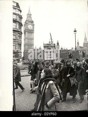 Le 17 janvier 1971 - Les Étudiants En manifestation de protestation contre la décision d'expulser l'étudiant ouest-allemand Rudi Dutschke : une gigantesque manifestation organisée par l'Union des étudiants à l'Université de Cambridge pour protester contre la décision du Bureau de l'accueil d'expulser de l'aile gauche de l'Allemagne de l'Ouest, leader étudiant Rudi Dutschke. Les manifestants ont défilé du Speaker's Corner à Hyde Park à Trafalgar Square où ils ont tenu une réunion de masse. Photo montre : certains des manifestants étudiants portant des bannières marchant passé Big Ben sur le chemin de la réunion de masse à Trafalgar Square d'aujourd'hui. Banque D'Images