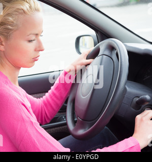 Pilote automobile féminin de démarrer le moteur. Banque D'Images