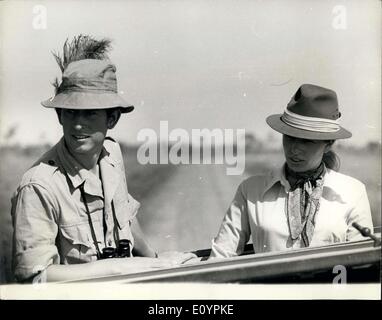 10 févr. 19, 1971 - Le Prince Charles et la Princesse Anne dans le jeu réserve : Au cours de leur visite en Afrique, le Prince Charles et la Princesse Anne séjourné dans un camp de tentes sur le Masai Mara, Kenya. La photo montre le Prince Charles et la Princesse Anne lors de l'entraînement dans les masais Mara. Banque D'Images