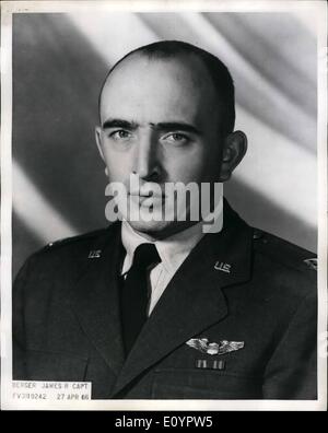 Mar. 03, 1971 - Le Capitaine James Robert Berger-U.S. Air Force-FV 3119242 originaire de Richmond, Virginie. Né le 6 novembre 1938, est diplômé de l'école secondaire Thomas Jefferson 1957, est diplômé de l'IMV 1961, joué dans la bande à TJ et VMI-Cheerleader chez VMI est allé(e) à l'Église baptiste de l'Avenue Bosquet et le sable dans la garde nationale en Chœur pour 2 ans, femme, Carol, et 2 enfants-Billy, 7 , Scott, 5-live à Lexington, Virginie, sa tante. Mme Marie Williams, vit à Richmond, en Virginie-elle soulevée Jimmy, abattu le 2 décembre 1966 plus de Hanoi. Banque D'Images