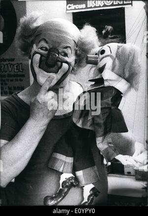 Mar. 03, 1971 - la performance de Charlie Rivel à Munich sera terminé : Charlie Rivel a à dire au revoir à Munich (Allemagne). Son premier rôle dans la couronne de cirque qui est un immense succès pour lui sera terminé. Le célèbre clown ira à un sanatorium au sud de l'Allemagne de laisser traiter ses rhumatismes. Entre autres, il sera accompagné de cette petite image, d'une marionnette Charlie Rivel, qui a été faite par l'artiste artisan Charlotte Brugel de Munich et lui était donnée comme présente en mémoire de sa performance à Munich (photo) Banque D'Images