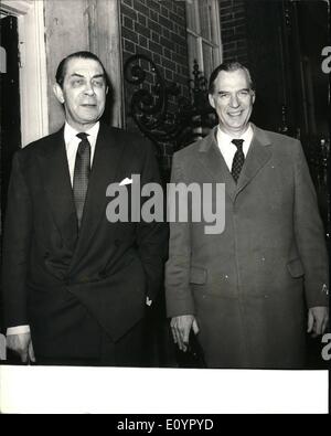 Mar. 03, 1971 - La Confédération des chefs de l'industrie britannique s'est rendu à 10, Downing Street aujourd'hui pour discuter de l'économie eith Premier Mibnister,M. Heath. Photo Keystone montre : M. John Partridge sur la gauche, Président de la C.B.I. et M. Campbell Adamson,Directeur général de la C.B.I. arrivant à 10, Downing Street pour la réunion avec M. Heath cet après-midi Banque D'Images