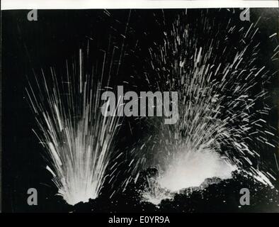 Avril 04, 1971 - L'Etna entre en éruption : Photo montre cette photo spectaculaire a été prise au cours de l'Etna éruption la plus importante depuis 1950. Toutes les quelques minutes d'explosions lançaient des rochers en fusion dans l'air du cratères en éruption du volcan. Banque D'Images