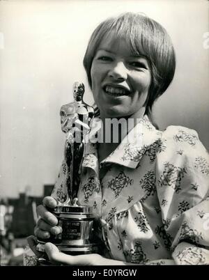 Avril 04, 1971 - Hal B. Wallis, membre du conseil des gouverneurs de la Motion Picture Academy of Arts and Sciences, a remis aujourd'hui à Glenda Jackson au nom de l'Académie, elle a reçu l'Oscar pour sa performance dans ''Woman in Love''. Wallis, qui est arrivée à Londres pendant le week-end pour commencer la production sur son film : Mary, Reine des Ecossais'', dans lequel Mme Jackson co stars avec Vanessa Redgrave, apporté avec lui l'Oscar d'Hollywood. OPS : un heureux Glenda Jackson photographié avec son Oscar après la présentation à l'hôtel Dochester aujourd'hui. Banque D'Images