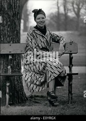 Avril 04, 1971 - Glenda Jackson remporte l'Oscar de la Meilleure Actrice de l'année. Glenda Jackson a été réveillé très tôt ce matin par un appel téléphonique de Los Angeles lui disant qu'elle avait remporté l'Oscar de la Meilleure Actrice de l'année. L'Oscar a été attribué pour son interprétation de Gudrun dans ''Les femmes en amour'', et Juliette Mills a reçu le prix pour Glenda. aujourd'Glenda fêtait son triomphe avec des amis à son domicile à Blackheath, Londres. OPS : Après avoir assisté à une presse à l'hôtel Royal Garden, Glenda Jackson se détend sur un banc de parc dans Kensington Gardens aujourd'hui. Banque D'Images