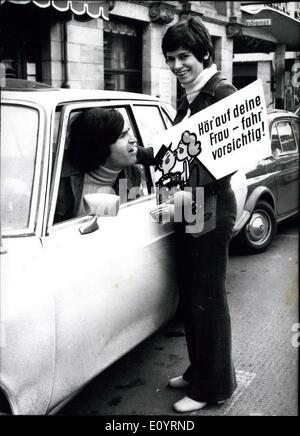 Avril 07, 1971 - beaucoup de chance et un billet sans accident. : Mary Roos hoopes à avoir avec son mari pour leur voyage ensemble à Paris où le succès de singer va jouer la partie principale d'une comédie musicale sur la télévision française ('' un enfant dans la ville''). Bien que le couple presque toujours voyager ensemble (environ 75 000 kilomètres par année) et de Marie ''met en garde'' déjà assez par sa présence lorsqu'il accompagne son mari (Pierre Scardin vient de France et est à l'exportation marchand et son gestionnaire) elle insiste sur son souhait d'une petite affiche ''Écoutez votre femme - conduire avec prudence' Banque D'Images