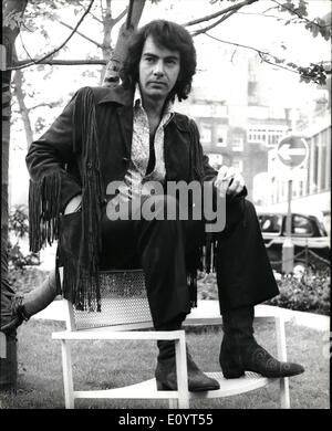 Mai 05, 1971 - Amériques top singer arrive à Londres pour faire son premier concert en Grande-Bretagne d'apparence : Neil Diamond - voté America's top chanteur le mois dernier par National Association of Record marchandiseurs, est arrivé à Londres pour faire sa première apparition. Il comparaîtra au Royal Festival Hall de deux concerts le samedi 29 mai. L'accompagnent seront ses cinq pièces - orchestre de l'hôtel. Il va aussi jouer une série de concerts en Allemagne, Hollande, France et Italie.Diamond est actuellement dans le top 20 avec '' Je suis ...J'ai dit''. Photo montre Neil Diamond, représenté à Londres aujourd'hui. Banque D'Images