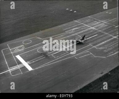 Mai 05, 1971 - Jeu de simulation d'un avion à la R.A.F. La piste à Wittering RAF. Wittering, Northants, à shipshape hier d'une ''Hawker Harrier Jump Jet'' du 1er Escadron a décollé de l'aperçu de la plate-forme d'un porte-avions. L'Escadron est de débuter les essais sur l'Ark Royal 43 060 tonnes le mois prochain. Banque D'Images