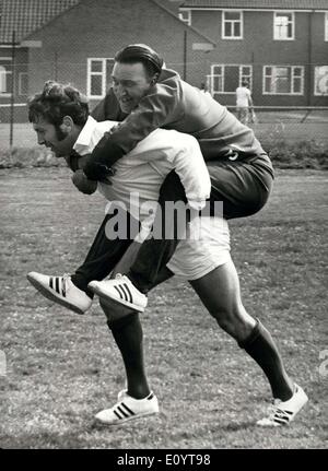 Mai 06, 1971 - L'équipe de rugby des Lions britanniques pour la tournée en Australie et en Nouvelle-Zélande : l'équipe de rugby des Lions Britanniques, qui partent demain pour leur tournée de l'Australie et la Nouvelle-Zélande, sont la formation hier à Eastbourne. Photo montre la longe est le capitaine John Dawes, Dr D. Smith, hier au cours des séance de formation à Eastbourne. Banque D'Images