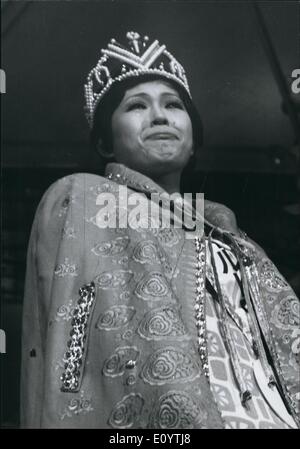 Juin 06, 1971 - ''Miss monde'' ''cris de plaisir'' : Tokyo Emiko Ikeda, étudiant de 21 ans, essaie de retenir des larmes de bonheur après avoir été couronné ''Miss monde'' à un concours de beauté organisé à Tokyo. Elle est de 164 cm, pèse 50 kg, et ses statistiques 84-59-88. Banque D'Images