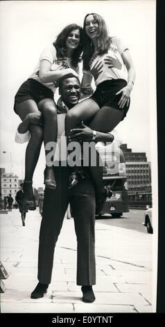 Juin 06, 1971 - Joe Frazier lors des studios TV : World Heavyweight Champion de boxe Joe Frazier qui apparaîtra dans la Thames TV Programme "pause thé" qui sort le jeudi, était dans les studios de Londres aujourd'hui avec deux filles, le seul service de cireur Pavla Podhrazska et Jane Green ,qui apparaissent également dans le programme. Photo montre Joe Frazier contient jusqu'Pavla Podhrazska (à gauche) et Jane Green, au Studios TV aujourd'hui. Banque D'Images