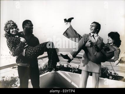 Juin 06, 1971 - Gala de l'Ange Bay Marina : Pour célébrer le 10e anniversaire de son entreprise, le promoteur de l'énorme complexe de vacances, l'ange Bay Marina, près de Nice sur la côte d'azur, vient de donner, sur le soir, un grand gala du festival avec une foule de stars internationales spécialement venus de l'événement. Photo montre Heavyweight champ du monde, Joe Frazier, avec l'actrice française Pacale Petit dans ses bras ; droit de poids moyen européen champion, Jean - Claude Bouttier, avec la chanteuse Dany. Banque D'Images