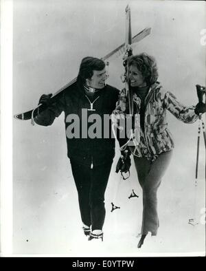 Juin 06, 1971 - Jean-Claude Killy fait ses débuts au cinéma dans la grande cabriole de Ski . Le célèbre skieur français champion olympique Jean-Claude Killy fait ses débuts au cinéma dans la grande cabriole de Ski , une production Warner Bros maintenant fabriqués en Italie. Montre Photo : Jean-Claude Killy vu avec son co-star L'actrice française Danièle Gaubert dans la neige à Cervinia, Italie pendant le tournage du film. Banque D'Images