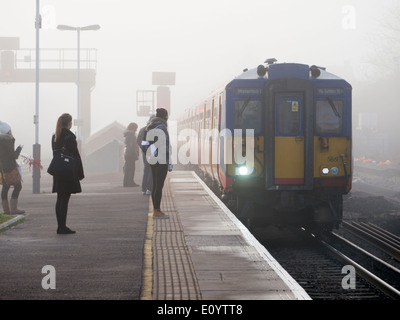 L'Europe, Royaume-Uni, Angleterre, Surrey, gare Surbiton misty Banque D'Images