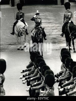 Juin 06, 1971 - La Reine reçoit le salut à la parade la cérémonie. Couleur : Pour marquer son anniversaire officiel de la Reine a pris aujourd'hui le saluer à la parade la cérémonie des couleurs, dépêche par le 2e Bataillon des gardes Gremadier sur Horse Guards Parade. Photo montre de Sa Majesté la Reine reçoit le salut comme les gardes devant Buckingham Palace lors de la cérémonie d'aujourd'hui Banque D'Images