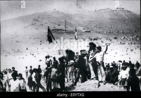 Juin 06, 1971 - Les terres occupées à Pampelune, au Pérou : des milliers de familles pauvres des bidonvilles de Lima, la capitale péruvienne, occupaient des terres dans la région de Pampelune, et a donné lieu à nombre d'incidents dont le gouvernement a promis de résoudre en donnant au peuple les terres de l'état. Dès les premiers moments de l'occupation les autorités péruviennes se sont précipités à Pampelune où les perturbations ont eu lieu causant un mort et des dizaines de blessés à caractère personnel. Banque D'Images