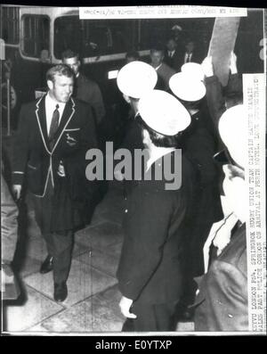 Juin 06, 1971 - Des manifestants à choc que les Springboks d'arriver à Perth pour leur tournée australienne controversés. Fans de rugby et des manifestants anti-apartheid se sont affrontés à Perth la nuit dernière lorsque l'équipe de rugby sud-africains sont arrivés à leur tour controversé de l'Australie. certains fans lancé des oeufs sur les manifestants et leur babbers tere. Photo montre un policier clié postérieure de la lutte anti-apartheid démontre à l'extérieur de l'hôtel dans la région de Perth où les Springboks sont d'un séjour. Banque D'Images