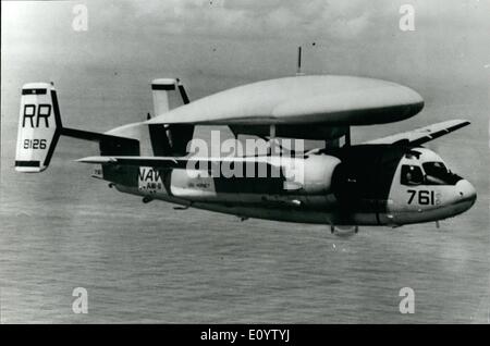 Juin 06, 1971 - Sous-marin américain ''Pour tracer le plan des États-Unis-Japon : des exercices navals de la Marine américaine inhabituelle cette 'avion appelé ''E1'' Tracer figureront dans la coordination des exercices navals de la septième flotte américaine, et de la Force japonaise d'autodéfense maritime dans la mer du Japon du 28 mai au 5 juin 1971. Le ''E1'' Tracer est équipé de la dernière détection sous-marine électronique autonome. Banque D'Images