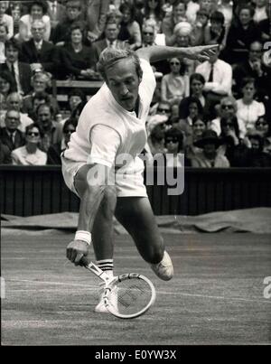 Juin 26, 1971 - Championnats de tennis de Wimbledon STAN SMITH (USA) ET ROY EMERSON (Australie). La photo montre la Stan Smith (USA) vu en action lors de son match contre Roy Emerson (Australie ) sur le centre court aujourd'hui. Banque D'Images